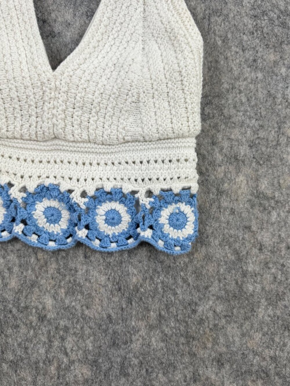 Hollister Crochet Halter Top White Blue Flowers Sz S V Neck 70s - Picture 3 of 10